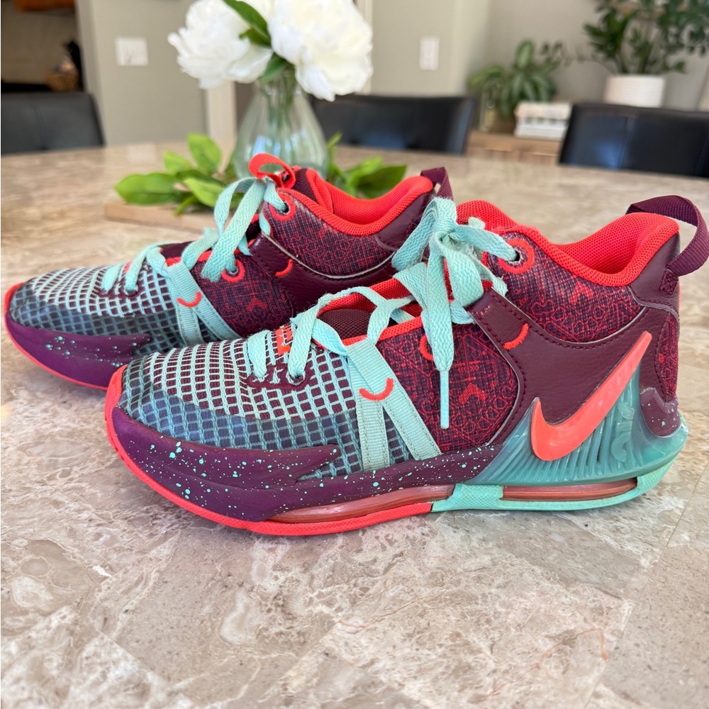 Nike LeBron Witness 7 SE "Night Maroon/Bright Crimson/Emerald Rise"